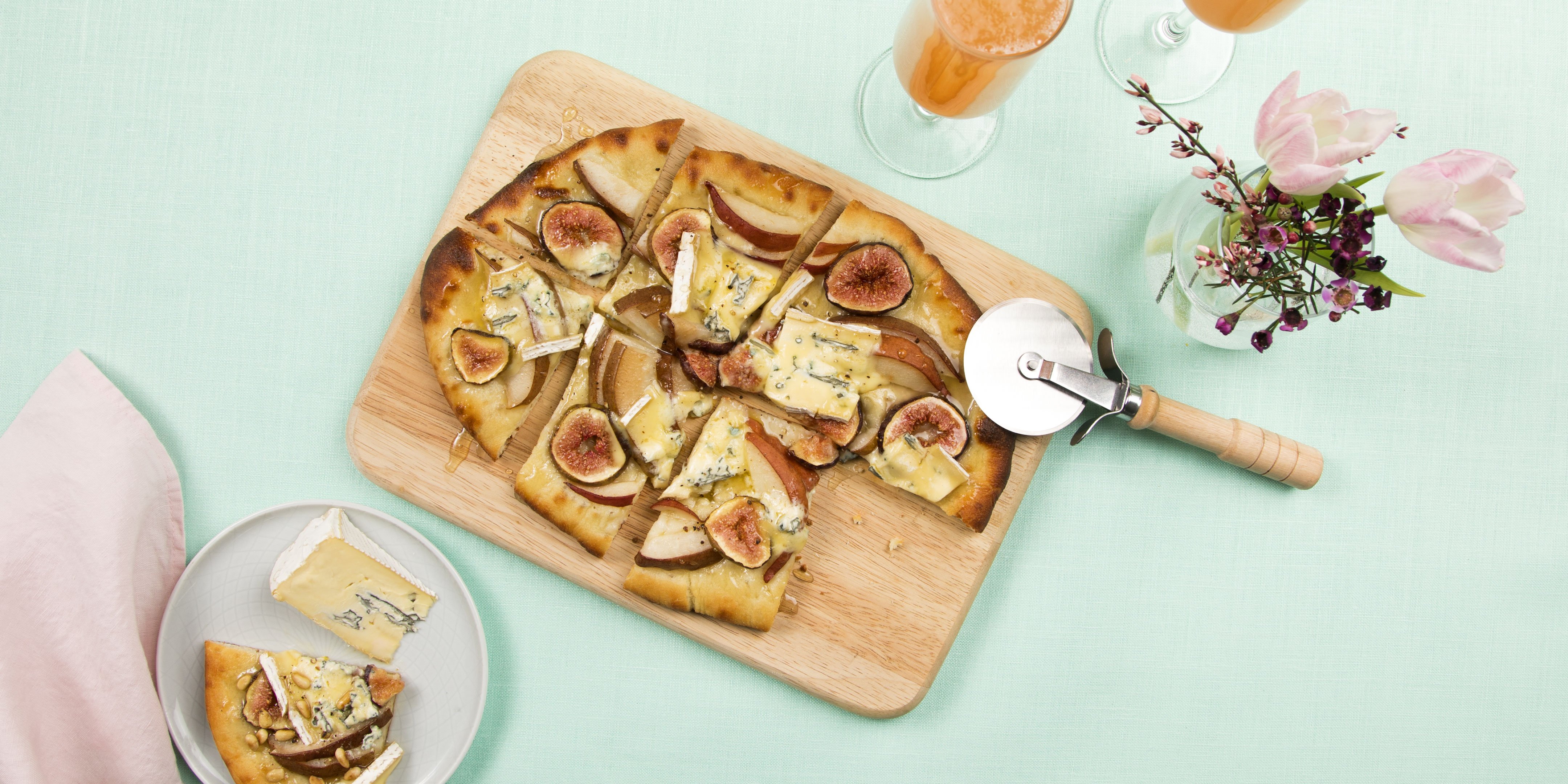 Recipe -  Flatbread with pears, figs and Cambozola cheese
