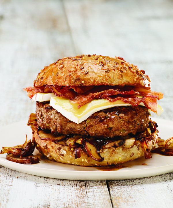 Recette - Burger de veau, champignons, bacon à l'érable et fromage Brie L'Extra Double Crème