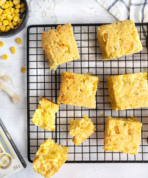 Recette - Cake au maïs, au Grand cheddar Agropur et oignons verts